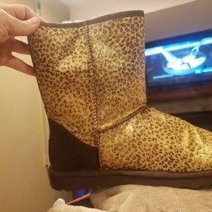 Leopard gold uggs 9 never worn